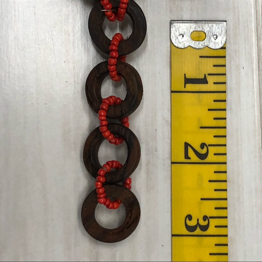 Red beaded necklace with wooden circles - Picture 5 of 5